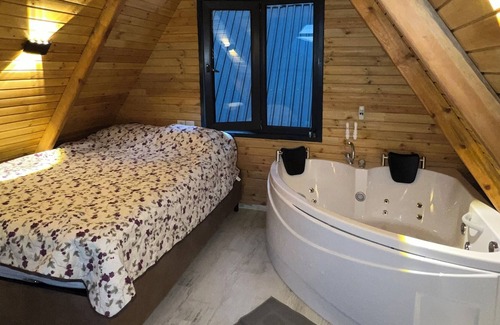 Yomra Cottage | Hidden Garden Bungalow