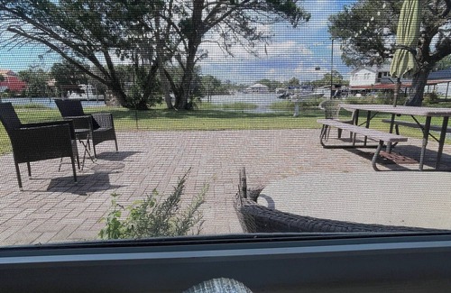 Crystal River Cottage | Hidden Gem in Crystal RivernSUPER CLEAN AND DIRECTLY ON WATER