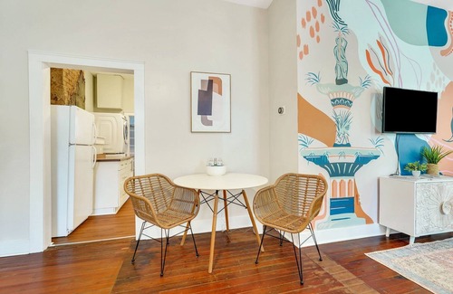 Metropolitan House | Hidden Gem in Walkable Location by Lucky Savannah