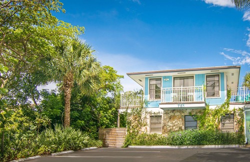 Juno Beach House | Hidden Gem. Steps to Beach. Long/Short Term. Pet friendly.