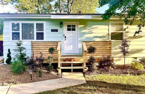 Fayetteville House | Hidden Gem! The Hogspitality House- Perfect Cottage- 5 min to Univ of Arkansas!