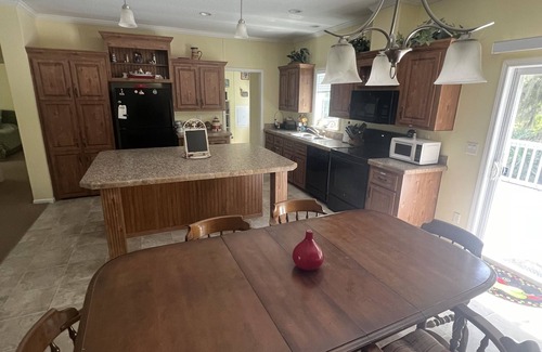 Wesley Chapel House | Hidden Gem! Waterfront Private Lake, Epperson Lagoon 5 Mins, Canoe/Fish/Relax.