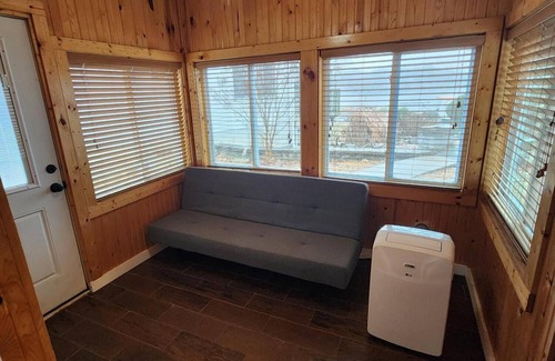 Marion House | Hidden Gem- with the best view of Lake of Egypt! - Kayaks included/1 bed/1 bath!
