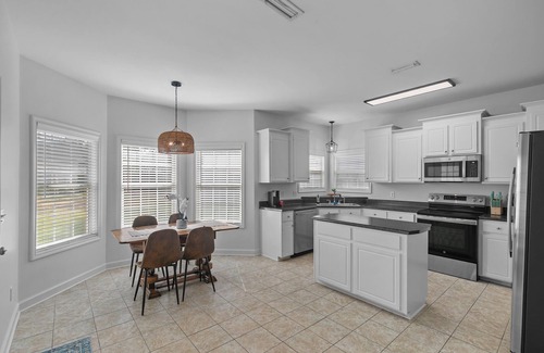 Dothan House | Hidden Lake Hideaway w/fenced in yard 3br 2 bath