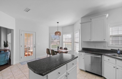 Dothan House | Hidden Lake Hideaway w/fenced in yard 3br 2 bath