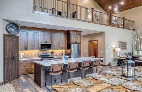 Deadwood Cabin | Hidden Meadows Lodge-3mi To Trailheads, Sleeps 24, Gorgeous & Private