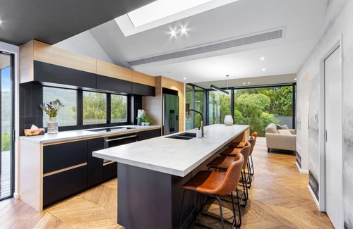 Christchurch District House | Hidden Paradise in Christchurch