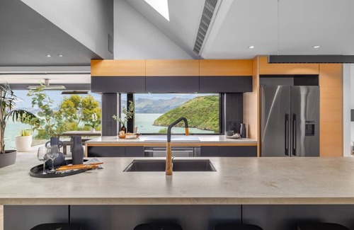 Christchurch District House | Hidden Paradise in Christchurch