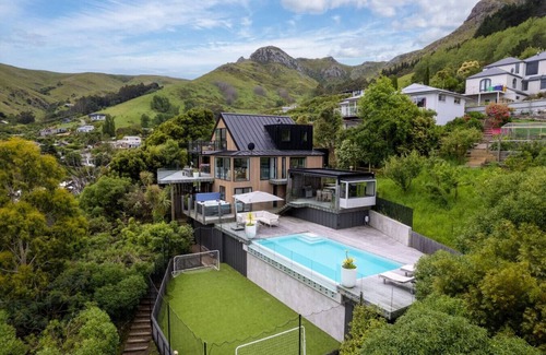 Christchurch District House | Hidden Paradise in Christchurch