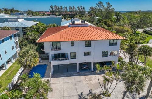 Holmes Beach House | Hidden Pearl home