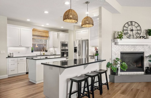 Chico House | Hidden Retreat: king bed/pool/86in tv/stocked kitchen/traeger