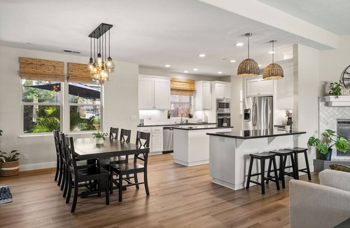 Chico House | Hidden Retreat: king bed/pool/86in tv/stocked kitchen/traeger