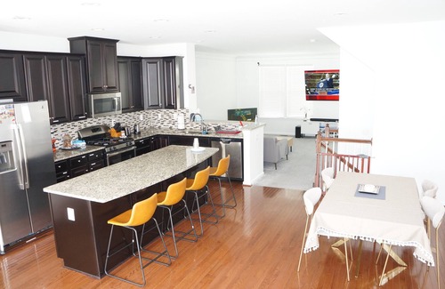 Glen Burnie House | HiddenParadise in Scenic community, mins to attractions & WaterFront. Sleeps 9