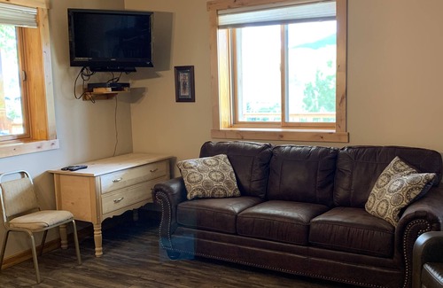 Gardiner House | Hide-away at Yellowstone Archview