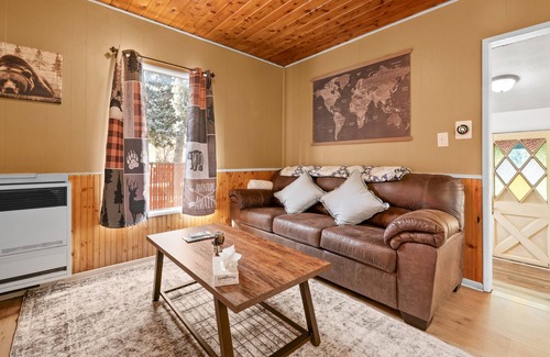 Big Bear City Cabin | Hideaway Cabin - Cozy romantic cabin perfect for couples, A/C