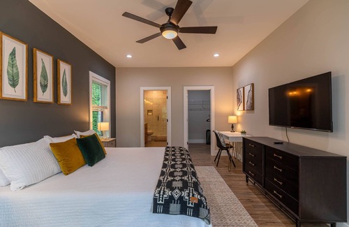 Frank House | Hideaway House- Modern Cabin with Disc Golf, Pickleball and hot tub