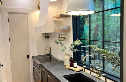 Highlands Hills Apartment | HideInnSeek Treehouse - 1.5miles to Main Street