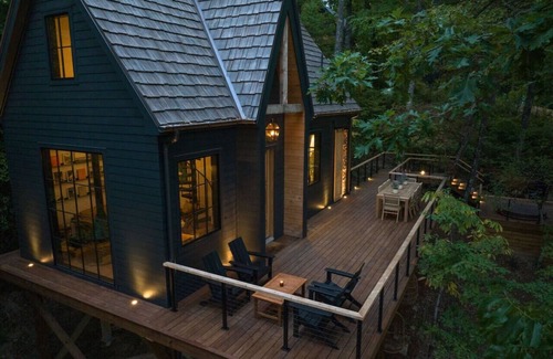 Highlands Hills Apartment | HideInnSeek Treehouse - 1.5miles to Main Street