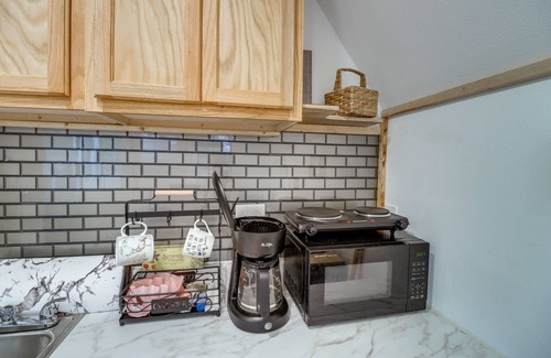 Higden Apartment | Higden Studio w/Shared Patio, Yard Games, Grills!