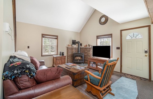 Higgins Lake Ski Chalet | Higgins Haven - A cozy 2 bedroom cottage with loft