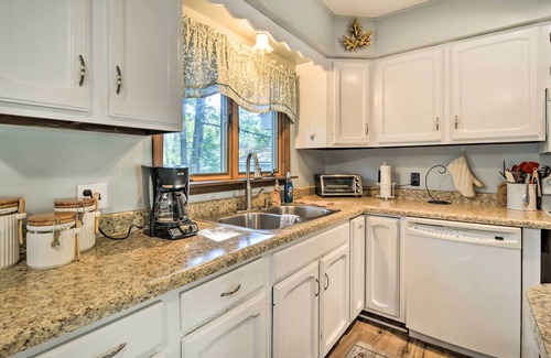 Higgins Lake House | Higgins Lake Getaway w/Fire Pit, Walk to Beach!