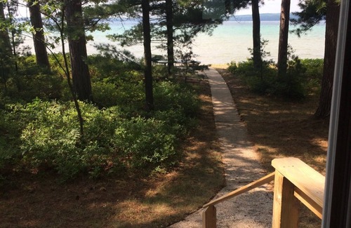 Higgins Lake Cottage | HIGGINS LAKE LAKEFRONT 4BED/2BA ON EXPANSIVE SANDY BEACH INCLUDES BOAT MOORING