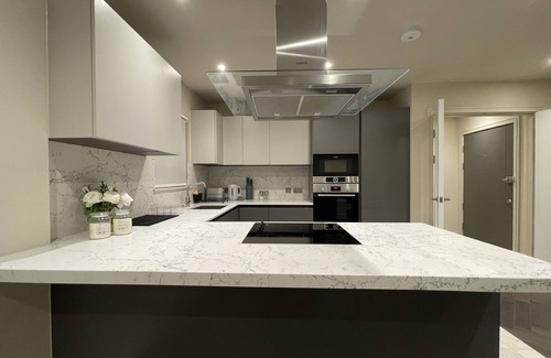 Chigwell Apartment | High End 1 BR Apt, 2 Beds Desirable Chigwell