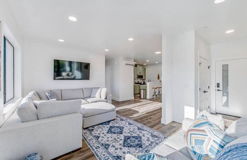 Juneau Apartment | High-end, convenient, new build!