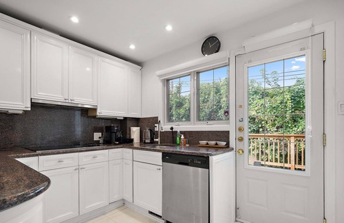 Cote-Saint-Luc House | High end full house sleeps 16. 3 bathrooms. Private Terrace and backyard