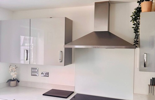 Ebbsfleet Valley House | High end Spacious 4 Bedroom - free parking and free WiFi/Big Garden