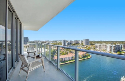 Hollywood South Central Beach Apartment | High Floor with Stunning Views | Amazing Pools