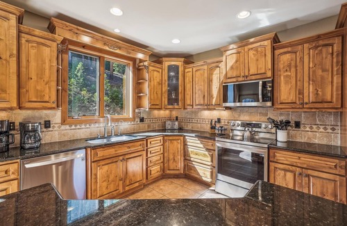 Breckenridge Heights House | High Point Lodge: Private Home, Cozy Patio Area, Hot Tub & Seasonal Shuttle.
