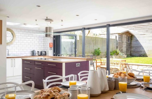 Milton-under-Wychwood House | HIGH RIDGE, pet friendly, with open fire in Milton-Under-Wychwood