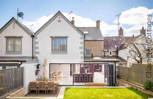 Milton-under-Wychwood House | HIGH RIDGE, pet friendly, with open fire in Milton-Under-Wychwood