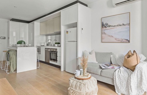 Melbourne Central Business District Apartment | High-Rise 2BR Apt CBD I Pool, Gym & Prime Location
