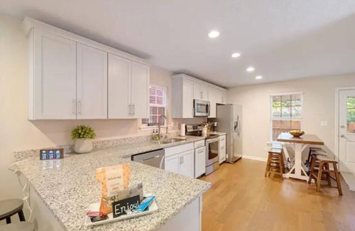 Phoenix Hill House | High Rye Home! Nulu | Bourbon District | King Beds