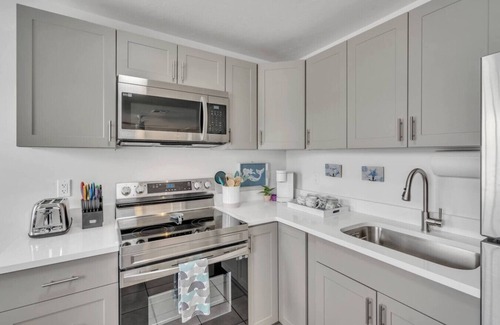 Central Sarasota Apartment | High speed Internet, Downtown, Beach Items & MORE