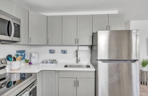 Central Sarasota Apartment | High speed Internet, Downtown, Beach Items & MORE