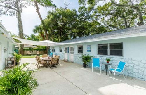 Central Sarasota Apartment | High speed Internet, Downtown, Beach Items & MORE