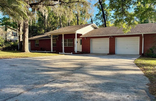 High Springs House | High Springs Hideaway – 4BR w/Pool & Bar Near Springs & UF Walk to Town