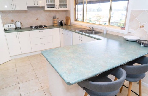 Long Beach House | High Tide- Pert friendly home in Long Beach and 100m from the beach!