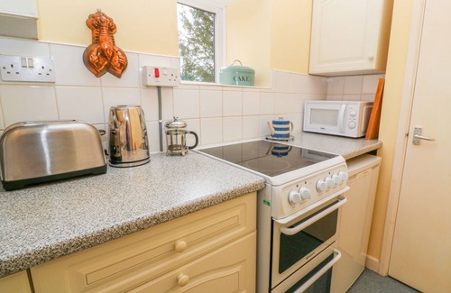 Helston Cottage | HIGHER LAMPRA, pet friendly, with open fire in Mullion