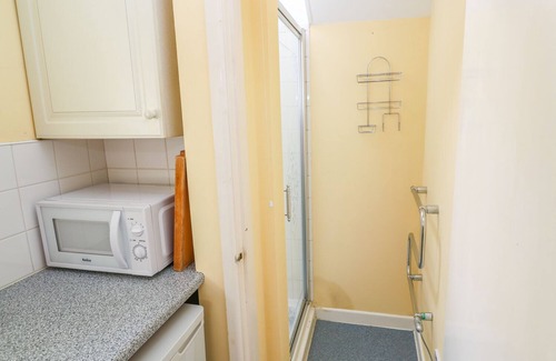 Helston Cottage | HIGHER LAMPRA, pet friendly, with open fire in Mullion