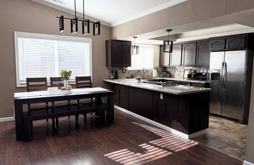 Shasta View House | Highland Hideaway-Family. Work. Fun. Near it all!