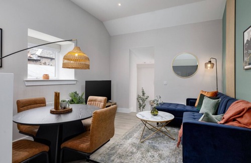 Stirling Apartment | Highland Hideaway: Modern Comfort in Historic Area