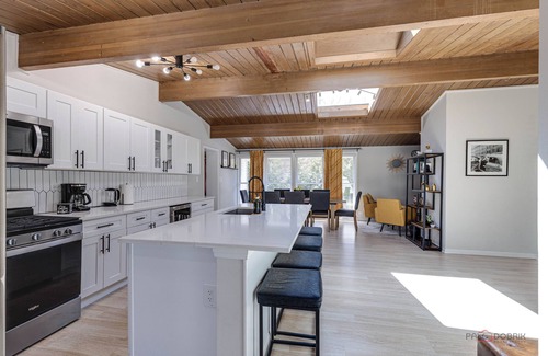 Highland Park House | Highland Park Family Ranch - Walk to Lake & Metra to Chicago!