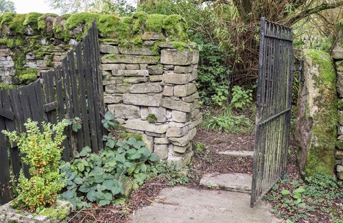Oxenhope Cottage | HIGHVIEW, pet friendly, with a garden in Haworth