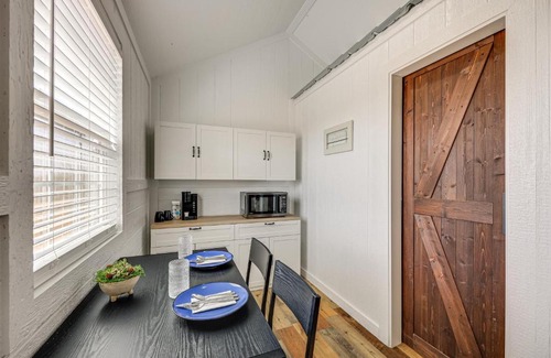 Cotulla Apartment | Hike, Hunt and Fish Pet-Friendly Studio in Dilley!
