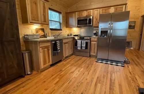 Murphy Cabin | Hiker’s Hideaway Cabin, Forest View, Hot Tub, Fast WiFi, Fireplace