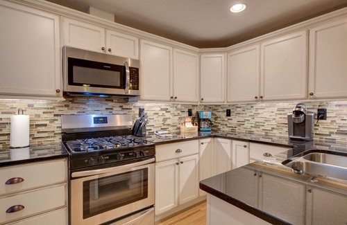 Palmer Lake House | Hiker's Hideaway- Cozy 3B bungalow with hot tub in gorgeous Palmer Lake!